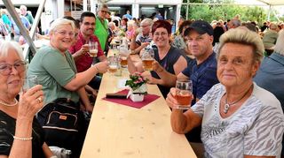 Gute Laune im vollen Festzelt ist blendend, die Menschen haben ihren Spaß beim Obst- und Gartenbauverein.
