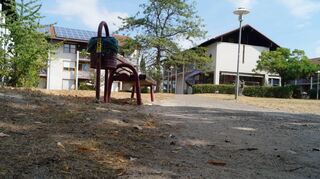 Rund um Bank und Mülleimer auf dem Spielplatz bei der Seniorenwohnanlage Gassenäckerstraße liegen reichlich Kippen vom jüngsten Gelage herum.