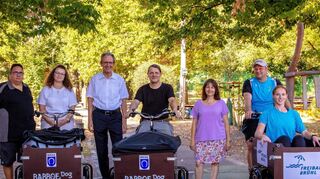 Uwe Schwegler (v.l.) und Svetlana Golovin (Jahnschule), Stefan Woitalla (Schillerschule) sowie Patrick Berndt und Pia Honsel (Freibad) präsentieren stolz ihre Lastenfahrräder zusammen mit Bürgermeister Dr. Ralf Göck und Klimaschutzmanagerin Birgit Sehls, die zwischen den Rädern stehen.