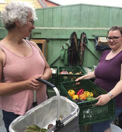 Angela Lück (r.) ist es ein Anliegen, diverse Lebensmittel, die ansonsten in der Mülltonne landen würden, zu retten und mit Gleichgesinnten zu teilen.