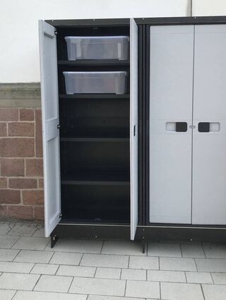 Der Fairteiler-Schrank ist an der katholischen Kirche aufgestellt – steht man vor dem Hauptportal der Kirche, ist das Foodsharing-Angebot links an der Mauer zu finden.