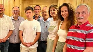 Im Schützenhaus trifft Bürgermeisterkandidat Pascal Seidel (Mitte) den Oftersheimer SPD-Ortsverein und stellt sein Wahlpro-gramm vor.