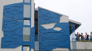 Frischekur gelungen: Das Großrelief, das Otto Mindhoff am Parkhaus in der Wildemannstraße 1989 anbrachte, wurde restauriert. Darüber freuen sich gemeinsam Oberbürgermeister Dr. René Pöltl (v. l.), Gudrun „Ju“ Mindhoff, Schreinermeister und Stadtrat Karl Rupp, Xylon-Geschäftsführer Dr. Wolfgang Naumer und Kulturreferentin Dr. Barbara Gilsdorf.