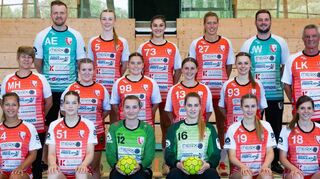 Eine prima Truppe, findet der Trainer – die HSG St. Leon/Reilingen, hinten v.l.: Askold Eberhardt, Lena Nussbaumer, Britta Miltner, Samira Schulz, Jonathan Winter, Armin Merz; Mitte v.l.: Inge Komke-Hurst, Franziska Brecht, Annika Rimpf, Hanna Marquardt, Nicola Baumann; vorne v.l.: Madeleine Leier, Natasa Halilovic, Nadja Grafenstetter (von 1b), Clara Bohneberg, Wiebke Heck und Jana Pahl. Es fehlen: Paula Lederer, Leonie Scholl, Anastasija Klacar, Sina Golla, Lena Peribonio, Anna Michl und Eva Zinser.