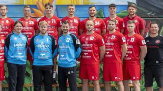 Für die Männer der HG Oftersheim/Schwetzingen startet am Sonntag die neue Saison. Hier ein Blick auf einen Teil des Teams: Vorne v. l.: Torwarttrainer Michael Sturm, Co-Trainer Christoph Lahme, Paul Stier, Marc Kern, Tim Kusch, Frederik Fauerbach, Maximilian Herb, Benedikt Müller, Niklas Krämer, Florian Burmeister, Kevin Suschlik, Trainer Thorsten Schmid; hinten v. l.: Max Barthelmeß, Felix Rothardt, Kapitän Lukas Sauer, Leon Haase, Till Nasgowitz, Alexander Leibnitz, Dymal Kernaja, Moritz Schulz und der sportliche Leiter Martin Schmitt. Es fehlen: Jannik Geisler, Christian Wahl, Edward Hammarberg, Torwarttrainer Michael Braun, Physiotherapeut Christian Gervers sowie Teammanager Simon Förch.
