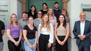 Die Auszubildenden Marcel Hinze (vorne v. l.), Verena List, Josephine Labs, Mireya Lujan Treder und Ina Sanzol Rieth werden von OB Dr. René Pöltl (vorne r.) sowie den Personal- beziehungsweise Amtsvertretern Bernd Kolb (Mitte v. l.), Elke Heuser, Dr. Barbara Gilsdorf, Barbara Käding, Nergiz Dirican (hinten v. l.), Yvonn Rogowski und Mirco Eckhardt im Rathaus begrüßt.