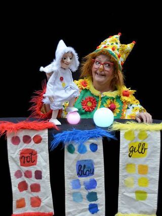Doris Batzler mit Prinzessin Smilla, die sich um Farben kümmert.