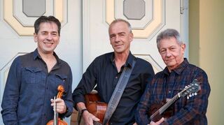 Die drei Musiker von „Other Roads“ erfreuen sich in Ketsch einer treuen Fangemeinde, die auf professionell gemachten Folk steht.