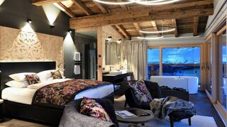 Die Penthouse-Suite „Bergfeuer“. Sie vereint Moderne und Tradition auf hohem Niveau. Die Fensterfront kann geöffnet werden, sodass sich die Gäste wie inmitten der Bergwelt fühlen.