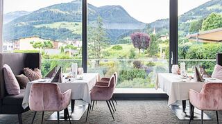 Speisen mit Bergblick: Das Panoramarestaurant im Hotel bietet in vielerlei Hinsicht Genussmomente. Das Interieur ist geschmackvoll und modern sowie die Sessel sehr bequem. Dazu die Aussicht, die zu jeder Jahreszeit ein wunderbares Bild bietet. Das Hotel Held ist beinahe ganzjährig geöffnet, von Anfang November bis kurz vor Weihnachten bleibt es geschlossen.