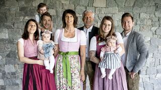 Die Familie Held – herzliche Gastgeber mit Weitblick: Lisa mit Rosa (v. l.), Andi mit Paula, die Seniorchefs Anni und Gerhard, Patricia mit Luisa un