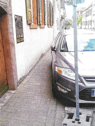 Wenn dann Autos wie hier auch noch halb auf dem schmalen Gehweg stehen, dann ist gar kein Durchkommen mehr auf dem 90 Zentimeter breiten Fußweg.
