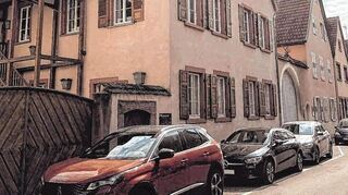 Das Haus Schäfer in der Heidelberger Straße 12 ist ein echtes Schmuckstück und steht im Denkmalbuch. Die beiden Parkplätze davor sorgen für Ärger.