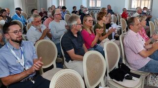 Der Klimastammtisch der Stadt lockt am Freitagabend viele Interessierte in die Schlosskapelle.