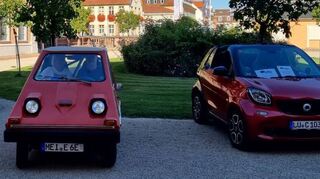 E-Autos ziehen im Ehrenhof des Schlosses die Blicke auf sich – der kleine Kerl links ist Sebring-Vanguard Citicar. Man könnte auch sagen: Er ist der Vorgänger von Tesla.