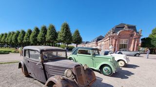 Hingucker gleich am Eingang: die Sonderschau Röhr-Automobile mit dem Röhr Junior Limousinen-Cabriolet Drauz, D 1933 ganz vorne.