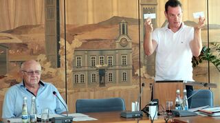 Leitfiguren der Wahl: Bürgermeister a. D. Helmut Baust (l.) und Jens Volpp unlängst bei der Auslosung, welcher Kandidat ganz oben auf dem Wahlzettel steht.