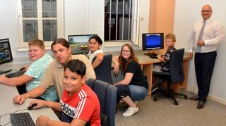 Die Freude ist spürbar: Armon (vorne l.), Juz-Leiter Sebastian Längerer, Fabian, Arian, die Stellvertretende Leiterin Eva Leibig, Tillman und Bürgermeister Jens Geiß (r.) präsentieren den neuen Medienraum im Jugendzentrum.