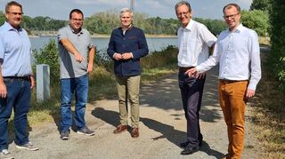 Simon Michler (r.), Bürgermeister von Edingen-Neckarhausen, und sein Bau- und Umweltamtsleiter Dominik Eberle (2. v. l.) erläuterten Brühls Umweltberater Dr. Andreas Askani (v. l.), Schwetzingens Erstem Bürgermeister Matthias Steffan und Brühls Bürgermeister Dr. Ralf Göck die Reparaturarbeiten auf dem Leinpfad.