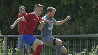 Kampf um den Ball: Lindenhofs Nemanja Markovic (l.) im Zweikampf gegen Wallstadts Christian Haas.