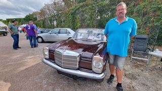 "52 Jahre alter Neuwagen mit 530 Kilometern ohne Zulassung." Diese Aufschrift auf einer Tafel erzeugt Interesse. Markus Wemmert aus Schönenberg-Kübelberg bei Kaiserlautern weiß die Geschichte zu seiner Daimler Benz Limousine aus dem Jahr 1970.