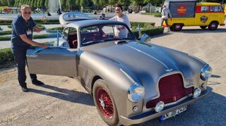 Gabriela und Hermann Maier aus Singen – dort betreiben sie das Mac-Museum – bringen ihren Aston Martin DB2-4 von 1955 für die Classic-Gala-Gäste auf Hochglanz.