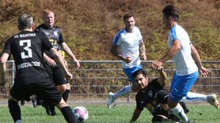 Der vierfache Neulußheimer Torschütze, Spielertrainer Marvin Pelzl (r.), ließ sich beim 9:0 gegen Hirschacker auch von drei Gegenspielern nicht stoppen.