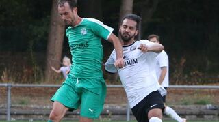 SGO-Neuzugang Peter Prokop (grün) kann hier seinen Friedrichsfelder Widersacher noch abschütteln, am Ende verlor er mit seiner Mannschaft aber mit 1:3.