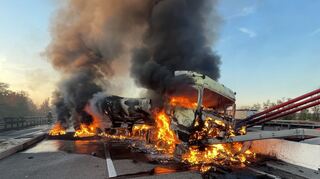 Der Lkw steht komplett in Flammen.