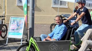 Daran kann sich Reporter Stefan Kern gewöhnen – vom Oberbürgermeister chauffiert zu werden. Späßchen! OB Pöltl tritt freundlicherweise in die Pedalen, damit der Reporter das Fahrgefühl aus Sicht der Kinder, die vorne sitzen, testen kann. Urteil: Prima! Daneben probieren Maike Berkenmeier und Catrin Nähr ein weiteres Modell für zwei Personen aus.