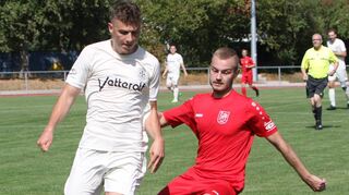 Die Reserve der TSG Eintracht Plankstadt und der SV Altlußheim trennen sich in der Fußball-Kreisklasse B mit einem 2:2-Unent-schieden – hier Plankstadts Michael Gerlach (l.) im Zweikampf mit SVler Nino Sobeschuck.