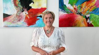 Blanka Mandel vor den Bildern „Frieden“ und „Chaos der Gefühle“.