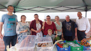 von links nach rechts: Günther Leder, Botschafter Foodsharing Ewa Kowalewska, Foodsaverin Lea Jung, Foodsaverin Angela Lück, Botschafterin und Initiatorin Irina Meixner, Foodsaverin Christine Schiffmann,Timo Wangler, Bürgermeister. BIld: Gabler