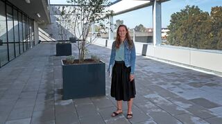 Katrin Pfisterer vom Bauamt der Stadt auf der neuen Dachterrasse des Schulgebäudes, die sowohl als Klassenzimmer wie auch als Pausenraum genutzt werden kann.