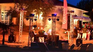 Getränke und Fingerfood sowie Musik von einem eigens engagierten DJ machen die Beach-Party beim Achat-Hotel zu einem Erlebnis.