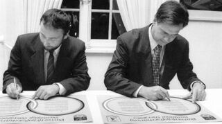 Bei der Unterzeichnung der Partnerschaftsurkunde am 23. September 1993 im Palais Hirsch: Dr. Zoltán Kovács (l.) und Gerhard Stratthaus.