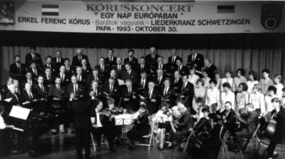 Der Männergesangverein Liederkranz war fünf Wochen nach Besiegelung der Partnerschaft der erste Schwetzinger Verein, der nach Pápa reist und ein gemeinsames Konzert mit dem dortigen Ferenc-Erkel-Chor gab.