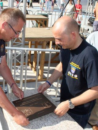 Die beiden Stadtoberhäupter Dr. Támasz Aldózo und Dr. René Pöltl setzen 2012 eine Gedenktafel auf dem Hauptplatz in Pápa.