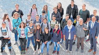 Viele Schülergruppen besuchten die Partnerstädte. Hier begrüßt OB Dr. René Pöltl (r.) 2018 eine Klasse aus Pápa vor dem Palais Hirsch.