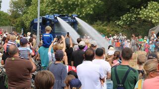 Das Ferienspielprogramm der Polizei Bruchsal, zu dem 94 Plankstadter Kinder mit ihren Eltern in Bussen anreisen, interessiert beileibe nicht nur den Nachwuchs.