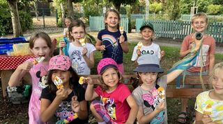 Helena (oben, v. l.), Miriam, Elaine, Elias, Finn, Kayla (vorne, v. l.), Emma und Bea ge-nießen ihr Eis.