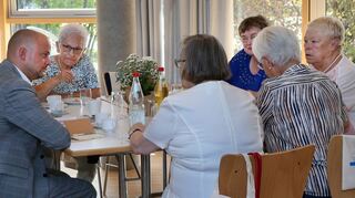 Zweieinhalbstündiger Austausch im Gemeindesaal der evangelischen Kirche: Bürgermeisterkandidat Pascal Seidel schenkt hier einigen Seniorinnen aus dem Siegwald-Kehder-Haus Gehör und geht auf deren Bedürfnisse ein. Beide Seiten zeigen sich nach 150 Minuten Dialog zufrieden über die erhaltenen Informationen.