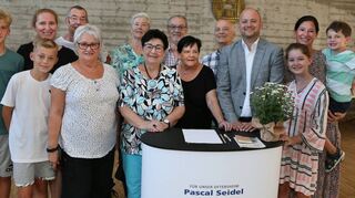 Geballte Familienpower: Noah Seidel (v. l.), Phil Seidel, Bettina Seidel, Rainer Spiegel, Birgit Spiegel, Doris Polifka, Gisela Seidel, Wolfgang Polifka, Elisabeth Windisch-Heil, Roland Seidel, Pascal Seidel, Mia Seidel, Alexandra Seidel und Felix Seidel.