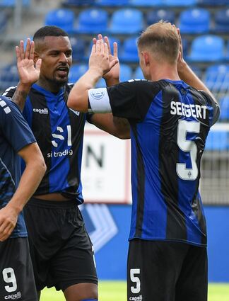 Waldhof-Stürmer Daniel Keita-Ruel (l., mit Marcel Seegert) hat sich durch gute Trainingsleistungen nach Angaben von Trainer Christian Neidhart ganz nah an die erste Elf gebracht.