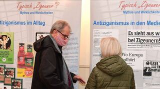 Ein Blick ins Jahr 2020: Damals gab es innerhalb der Interkulturellen Woche die Ausstellung zu Antiziganismus in der Politik, Kultur und Kirche in der evangelischen Stadtkirche. Sie sollte mit Diskriminierung und Vorurteilen aufräumen.