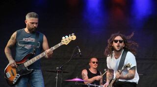 „Dougie and the Blind Brothers“ treten bei der Feuerwehr auf.