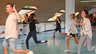 Die Musik und die Tanzmoves, die Kursleiter Enrico Eckhard (l.) beim Hip-Hop-Schnupperkurs zu einer tollen Choreografie zusammenfügte, war ganz nach dem Geschmack der Mädchen.