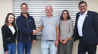 Die Auszubildende Lea Demuth (v. l.) und Kommunalberater Andreas Stampfer von Netze BW übergeben stolz eine Spende an Harry Rudolf und Gabriele Schmitt von den Alles-Rettern. Die Gemeinde Plankstadt um Bürgermeister Nils Drescher (r.) hatte den gemeinnützigen Verein als Spendenempfänger vorgeschlagen.