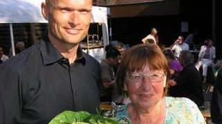 2018 erhält Carola Czyzewski von Bürgermeister Dirk Elkemann die Verdienstmedaille der Stadt Schwetzingen.