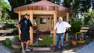 Gunter Hofmann (l.) und Vorsitzender Volker Strasser engagieren sich gemeinsam mit den Helfern des rührigen Vogelvereins tat-kräftig für eine Wiederbelebung des Vogelparks.